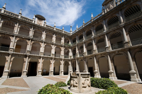 ¿Quién creó la Universidad de Alcalá de Henares?